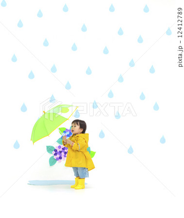 カッパを着て傘をさす男の子 カッパを着て傘をさす男の子 12412789