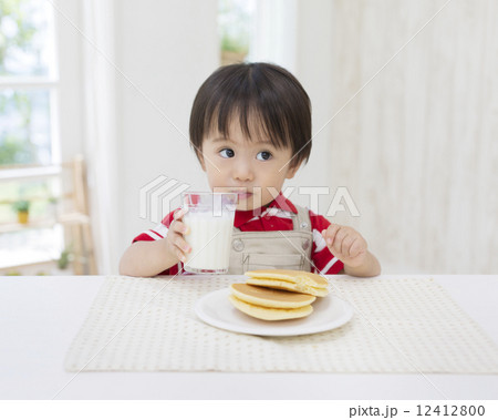牛乳の入ったグラスを持つ男の子 牛乳の入ったグラスを持つ男の子 12412800