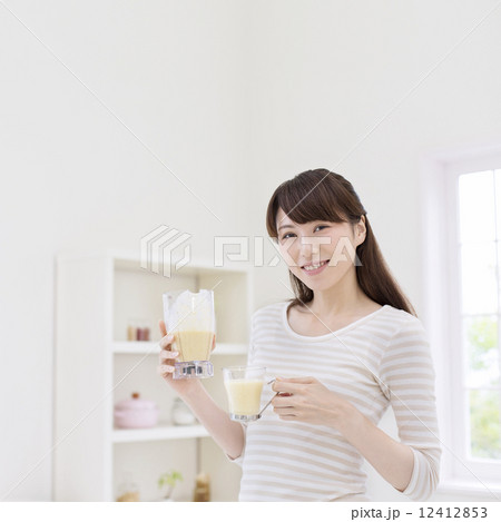 ジュースを持った女性 12412853