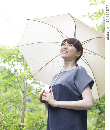 傘をさす女性 12412874