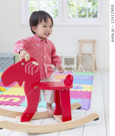 木馬と男の子 12412909