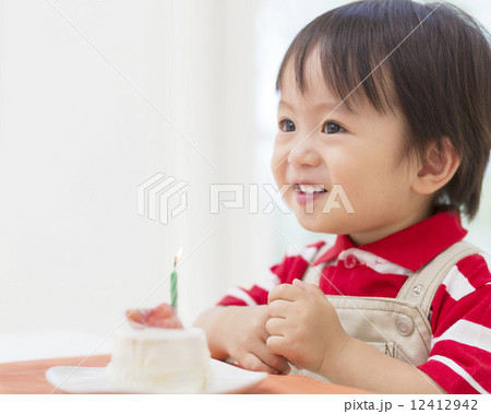ケーキと男の子 12412942
