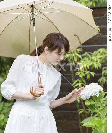 傘をさす女性 傘をさす女性 12412967