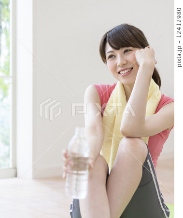 笑顔の日本人女性 12412980