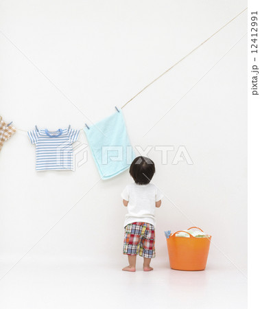 洗濯物と男の子 12412991