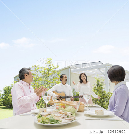 ガーデンパーティーをするミドル男女達 12412992