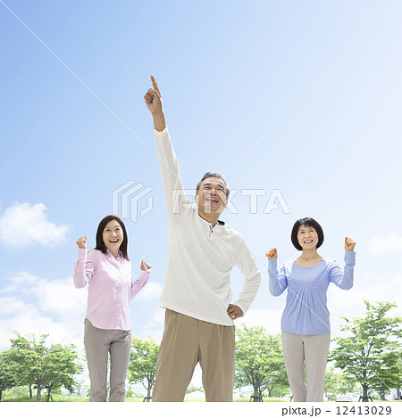 指さす笑顔の男性とガッツポーズの女性達 12413029