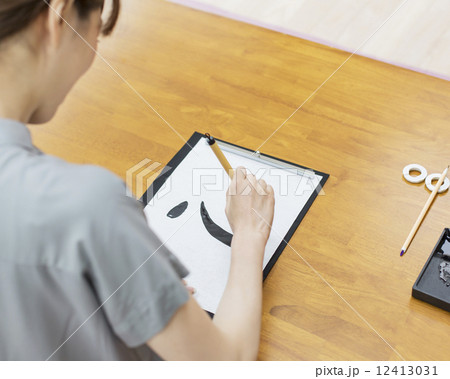 習字を書く女性 12413031