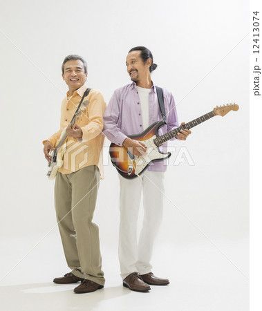 ギターを弾く2人のミドル男性 12413074