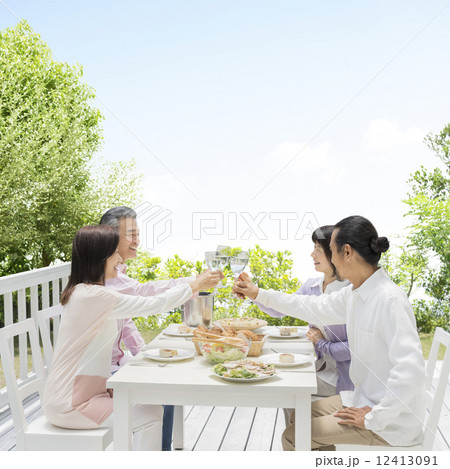 乾杯するミドル男女達 乾杯するミドル男女達 12413091