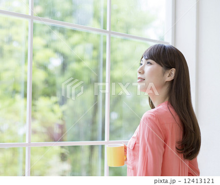 窓辺に立つ女性 12413121