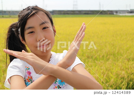 バツ印を出す女の子 バツ印を出す女の子 12414389