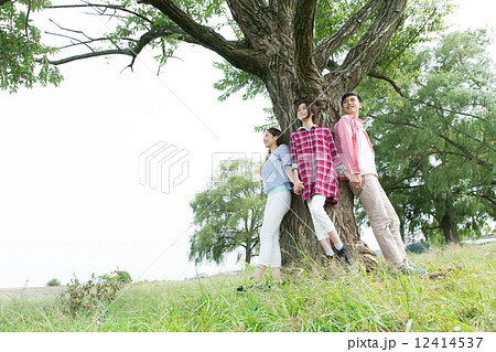 屋外の若者達 屋外の若者達 12414537