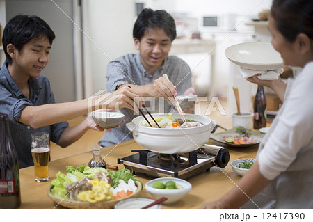 食卓の鍋料理 12417390