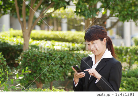 スマホをいじる女性 12421291