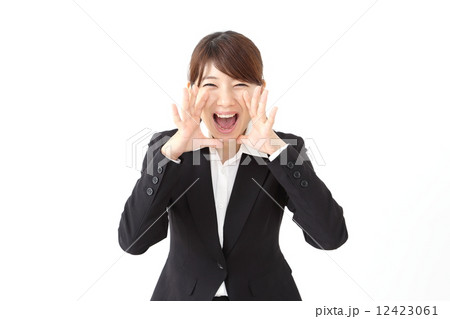 応援・叫ぶ　スーツの女性 12423061