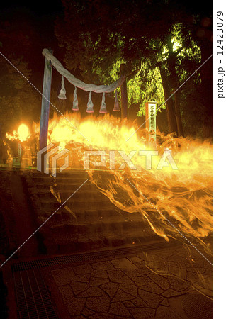 火祭り　大神神社　御神火祭　繞道祭 12423079