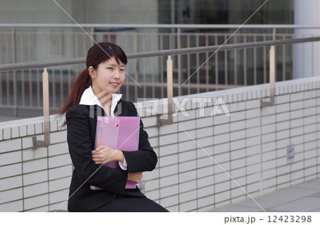 待ち合わせのビジネスウーマン 12423298
