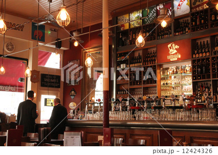 ロンドンのパブ ビールを飲みながら語り合うビジネスマン ロンドンのパブ ビールを飲みながら語り合うビジネスマン 12424326