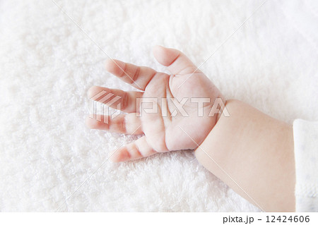 赤ちゃんの手のひらの写真素材