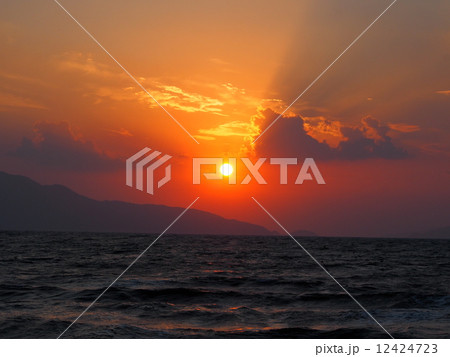 海に沈む夕陽 12424723