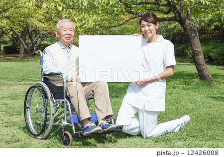 看護師と老人 12426008