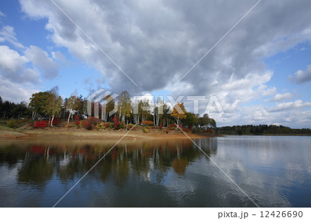 秋の朱鞠内湖 12426690