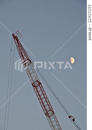 クレーン･上弦の月（神奈川県横浜市中区） 12427155