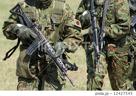 自衛隊員が携行する自動小銃 自衛隊員が携行する自動小銃 12427545
