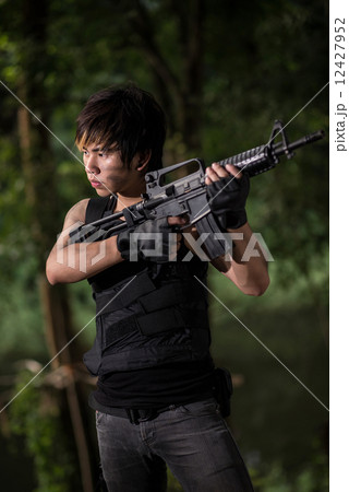 Special force with the gun in the jungle 12427952