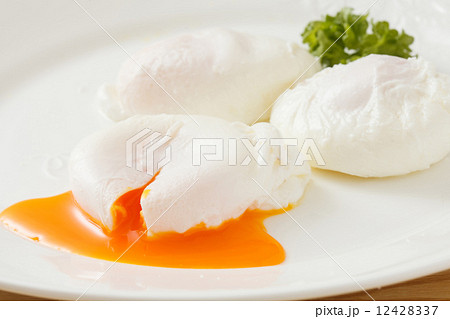 ポーチドエッグ 12428337