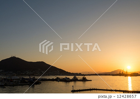 函館山と夕日 函館山と夕日 12428657