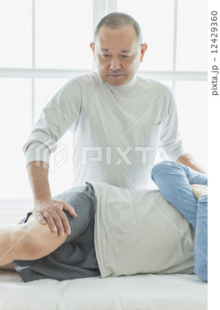 シニア親子・老老介護・整体 12429360
