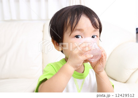 水を飲む子ども 水を飲む子ども 12429512