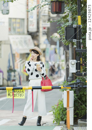 浴衣・カフェ店員 12429875