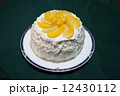 黄色と白の手作り桃ケーキ 12430112