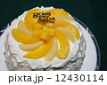 黄色と白の手作り桃ケーキ 12430114