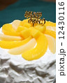 黄色と白の手作り桃ケーキ 12430116