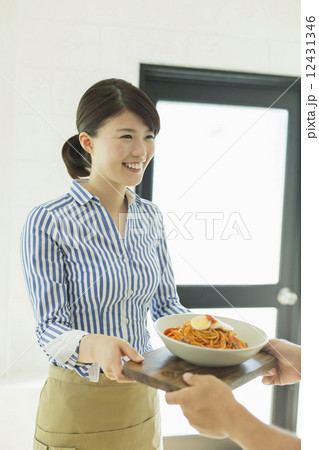 浴衣・カフェ店員 12431346