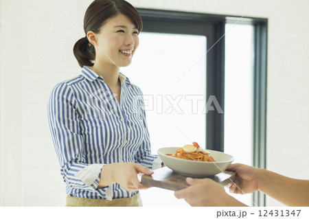 浴衣・カフェ店員 12431347