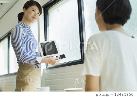 浴衣・カフェ店員 12431356