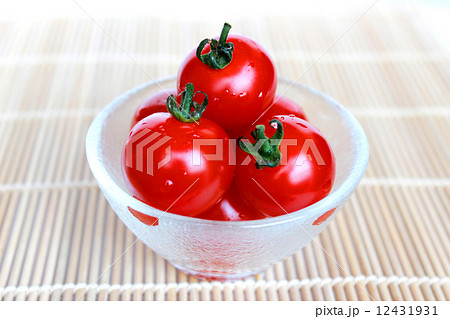 瑞々しいトマト  12431931