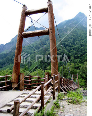 上高地・登山者を待つ明神橋 12432387