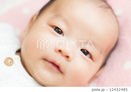 生後２か月の赤ちゃん 12432485
