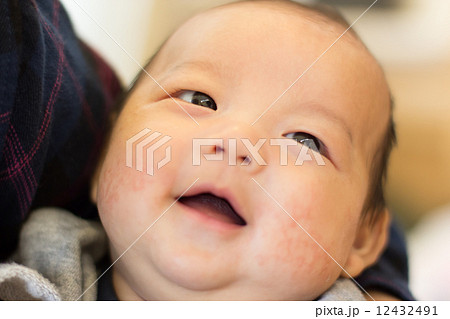 生後2ヶ月 赤ちゃん 笑顔の写真素材
