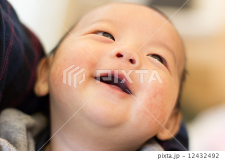 生後2ヶ月 赤ちゃん 笑顔 生後2ヶ月 赤ちゃん 笑顔 12432492