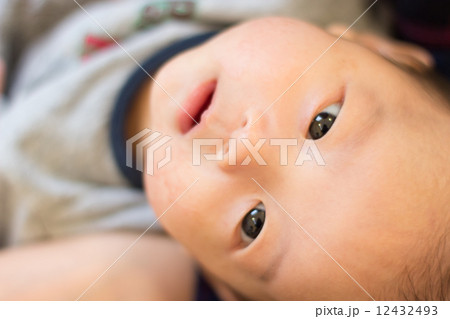 生後2ヶ月 赤ちゃん 笑顔の写真素材