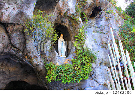 マッサビエルの洞窟　ルルド　ピレネー山脈　フランス 12432506