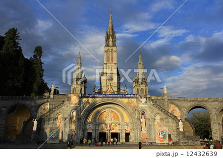 ルルド　ロザリオ大聖堂　ピレネー山脈　フランス 12432639