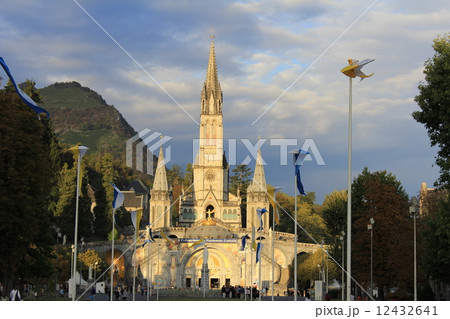 ルルド　ロザリオ大聖堂　ピレネー山脈　フランス 12432641